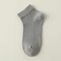 Graue Mesh Kindersocken, atmungsaktive einfarbige Sportsocken für Jungen und Mädchen. - L (6-8 Jahre) / 1 Paar / Grau