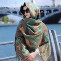 Sciarpa scialle con cappuccio boho da donna, calda mantella Paisley con design a frange. - Verde