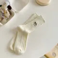 Süße Cartoon Hund bestickte Mittelsocken für Damen, japanische lässige Baumwollsocken im Alltag. - Einheitsgröße / Weiß