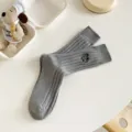 Graue Ripp-Mittelsocken mit süßer Cartoon-Hund-Bestickung, bequem und stylisch für den Alltag. - Einheitsgröße / Grau