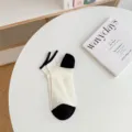 Damen Freizeitsocken in Schwarz und Weiß, mit atmungsaktivem Mesh-Streifen-Design. - Einheitsgröße / Weiß