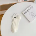 Damen weiße kurze Netzsocken mit schwarzem gesticktem Buchstaben c, atmungsaktive Freizeitsocken. - Einheitsgröße / Buchstabe C Stil