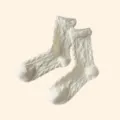 Weiße Baumwoll-Wadensocken für Damen mit Rautenstrickmuster und süßen Rüschenbündchen. - Einheitsgröße / Lagen-Look Rauten