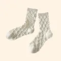 Weisse Baumwoll-Mittelsocken mit elegantem Rauten-Strickmuster, süss und vielseitig kombinierbar. - Einheitsgröße / Überall Rautenmuster