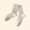 Weiße Damen Baumwoll Mittelsocken mit Rüschenrand und klassischem Vintage Zopfstrickmuster. - Einheitsgröße / Rüschenbündchen Rautenmuster