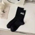 Schwarze gerippte Damensocken im Mid-Tube-Stil mit süßem Stoffetikett und Schleife. - Einheitsgröße / 1 Paar / Schwarzes Stoffetikett
