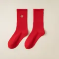 Rote mittelhohe Socken für Damen, einfarbig festliches Neujahrs-Design mit Stickerei. - Einheitsgröße / Hochelastisch - Segen-Schriftzeichen