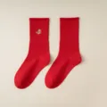Rote Damensocken mit mittlerem Schaft und einer feinen goldenen Fischstickerei für Neujahr. - Einheitsgröße / Hochelastisch - Koi-Karpfen