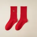 Rote Wadenstrümpfe mit goldener Schleifenstickerei, festliche Baumwollmischung Socken. - Einheitsgröße / Hochelastisch - Schleife