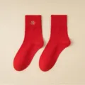 Rote Damen-Wadenstrümpfe, festliches besticktes Glückszeichen-Design, weiche Baumwolle. - Einheitsgröße / Basis - Segen-Schriftzeichen