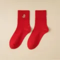 Rote Damen-Mittelsocken mit Goldstickerei. Perfekt für Neujahrsfeier und Glücksjahr. - Einheitsgröße / Basis - Koi-Karpfen