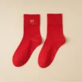 Rote Damensocken mit niedlicher goldener Schleifenstickerei. Weich, bequem und festlich. - Einheitsgröße / Basis - Schleife
