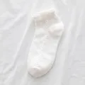 Weisse Damen-Kurzsocken mit niedlichen Spitzenvolants und Strick-Herzmustern für Alltag. - 1 Paar / Weiß Herz Vertikalstreifen