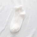 Weiße Damen Kurzsocken mit süßen Rüschen und Strickstreifen, stylische Damensocken Alltag. - 1 Paar / Weißes Gewebtes Vertikalmuster