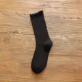 Schwarze Damen Socken mit Rüschen, einfarbige Baumwolle Slouch Socken im japanischen Stil. - Einheitsgröße / Wellenkante / Schwarz