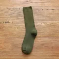 Einfarbige gerippte Baumwollsocken in Wadenlänge, dunkles Grün, bequeme Alltagsvariante. - Einheitsgröße / Flachschnitt-Stil / Grün