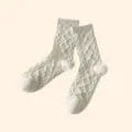 Weiße Baumwoll-Wadensocken für Damen, süßes Zopfmuster-Design, bequem für den Alltag geeignet. - Einheitsgröße / Vertikal Gerippt