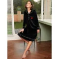 Elegante camisón largo de terciopelo para mujer con ribete blanco y bolsillo corazón. - S / Negro
