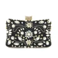 Vue détaillée de la pochette de soirée noire, montrant la broderie de perles et strass. - Noir