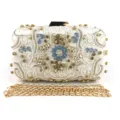 Primo piano dettagliato della pochette da sera perlinata, ricamo di cristalli, borsa. - Bianco