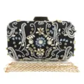 Elegante borsa da sera nera in perline con strass intricati e tracolla a catena dorata. - Nero