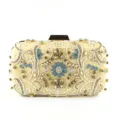 Superbe pochette de soirée brodée de perles et strass faits main vue de détail élégante. - Or