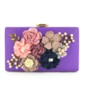 Borsa da sera viola con fiori fatti a mano, perle e chiusura metallica brillante. - Violetto