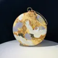 Κομψή στρογγυλή τσάντα βραδινή clutch με παραδοσιακό σχέδιο γερανού και λαβή στραζ - Μέγεθος 20cm / Χρυσό