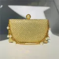 Κομψή γυναικεία χρυσή βραδινή τσάντα clutch με λαμπερά στρασάκια και αλυσίδα πέρσες. - Μονό Κομμάτι / Χρυσό