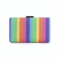 Λεπτομερές κοντινό πλάνο της τσάντας clutch με γκλίτερ ουράνιο τόξο και ριγέ μοτίβο. - Πολύχρωμο