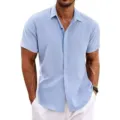 Nahaufnahme Detail des hellblauen kurzarm Herren Sommer Freizeithemds mit Kragen. - S / Himmelblau
