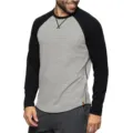 Detailansicht des langärmeligen Herren Colorblock Raglan-T-Shirts mit gebogenem Saum. - S / Grau-Weiß und Schwarz