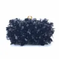 Détail de pochette de soirée noire à paillettes, sac à main floral avec fermoir perlé chic. - Noir