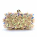 Vue détaillée d'un sac clutch de soirée élégant pour femme avec fleurs 3D perles et paillettes. - Rose
