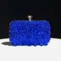 Close-up van de sprankelende blauwe pailletten kralen avond clutch tas met gouden sluiting detail. - Blauw