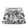 Vue detaillee du sac de soiree a sequins argentes avec anneaux circulaires brillants. - Argent