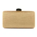 Λεπτομέρεια χρυσής λαμπερής τσάντας clutch, κομψός βραδυνός φάκελος με μεταλλικό κούμπωμα. - Χρυσό