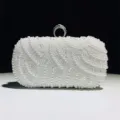 Détail de la pochette de soirée en perles avec perlage fait main et fermoir anneau étincelant. - Blanc