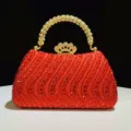 Bolso de noche rojo con pedrería brillante, asa dorada y cierre de corona para bodas. - Rojo