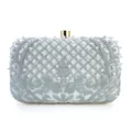 Bolso de noche tipo cartera bordado con perlas plateadas y cierre dorado elegante. - Plata