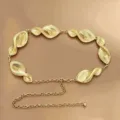 Nahaufnahme der goldenen Metall-Taillenkette mit stilvollen gedrehten Blattgliedern und Kette. - Gerippte Patchwork-Taillenkette