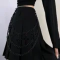 Vista dettagliata della catena da pantalone con croce gotica scura, accessorio cintura hip-hop Y2K. - Catena per pantaloni con nappina a croce nera K0145A