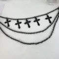 Vue de détail chaîne de taille pendentif croix noire multicouche gothique style punk. - Chaîne de pantalon multicouche noire avec pendentif croix