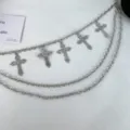 Gros plan sur la chaîne de pantalon argentée multicouche avec des pendentifs croix, accessoire tendance. - Chaîne de pantalon multicouche à pendentif croix argentée