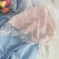 Detailaufnahme der pastoralen Spitzen-Dreiecks-Taillenkette, süßer rosa Stoff mit weißer Spitze. - Dreischentuch (T1004C) / Rosa