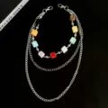 Detaillierte Ansicht der mehrschichtigen Punk-Hosenkette mit bunten Würfelperlen und Taillenschmuck. - Würfel Quaste Hosenkette / bunt