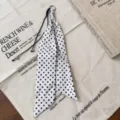 Schwarz-weißer, gepunkteter langer Bandschal, stilvolles, minimalistisches Taillenaccessoire. - Weiß Gepunktet