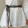 Böhmischer vintage geflochtener taillengürtel mit türkis und quaste für damenkleid. - Geflochtene Taillenkette aus schwarzer Schnur mit Türkis K0164C