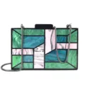 Détail en gros plan de la pochette de soirée en acrylique mosaïque géométrique et chaîne. - Vert avec chaîne serpent noire