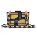 Gros plan détaillé de la pochette de soirée géométrique en acrylique avec chaîne élégante. - Jaune avec chaîne or noir